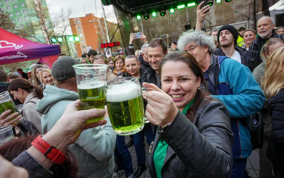 Na Zelený čtvrtek padl v Brně rekord. Lidé si společně připili zeleným pivem