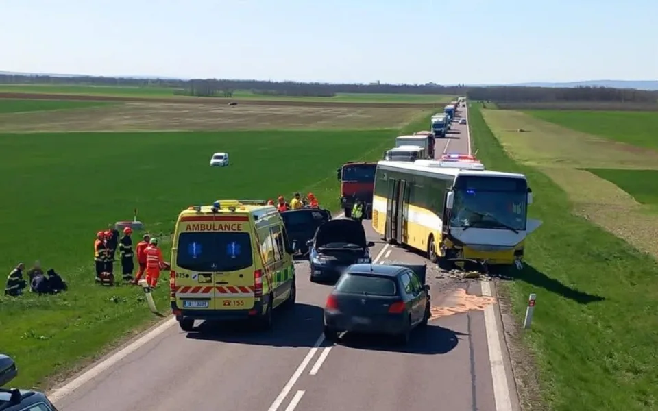 Záchranáři mají pohotovost. Při hromadné nehodě na Znojemsku se zranilo devět lidí