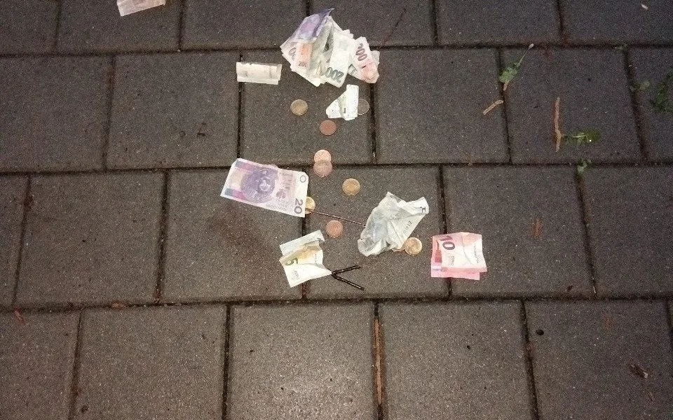 Na chodníku v Brně se válely tisíce korun. Ztratil je muž, kterému se udělalo zle