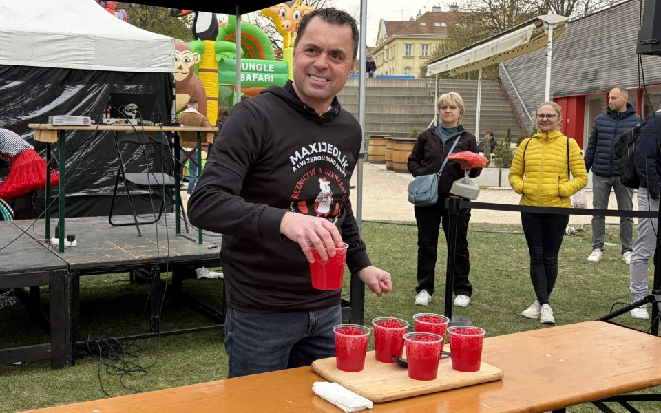Maxijedlík v Brně během pěti minut spořádal tisíce praskacích perel do bubble tea