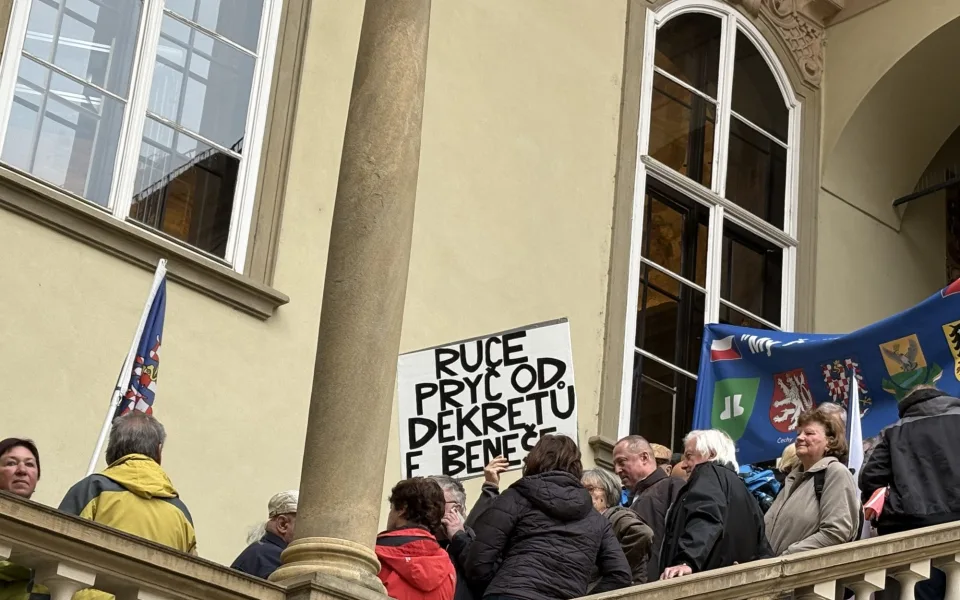 FOTO: Lidé na zastupitelstvu v Brně protestují proti sjezdu sudetských Němců