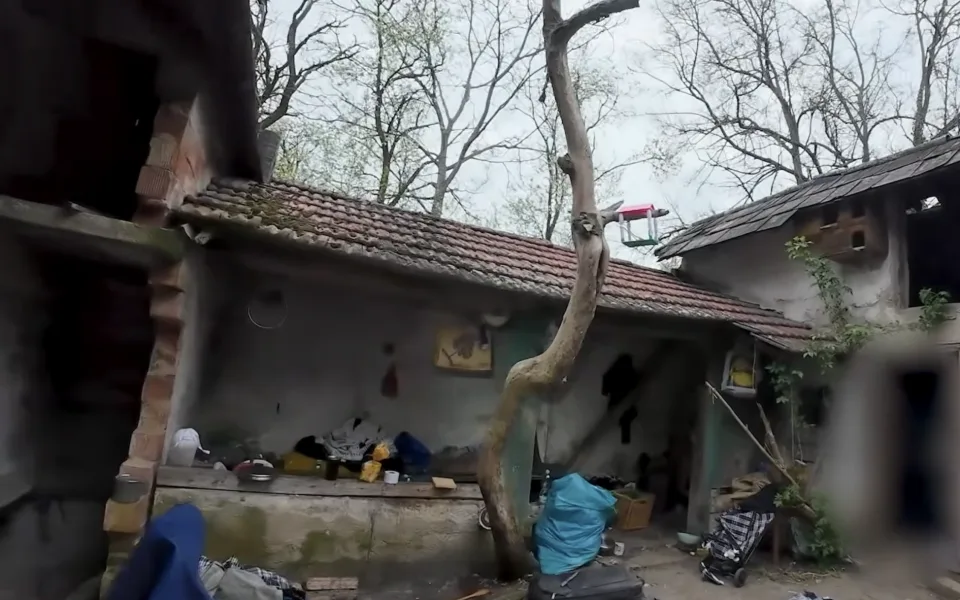 VIDEO: Na opuštěné chatě v Brně se nepohodli bezdomovci. Jeden málem zemřel