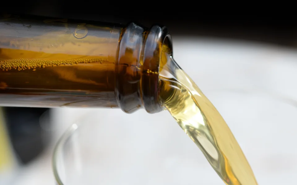 Muž zapil fentanyl alkoholem. Upadl do bezvědomí