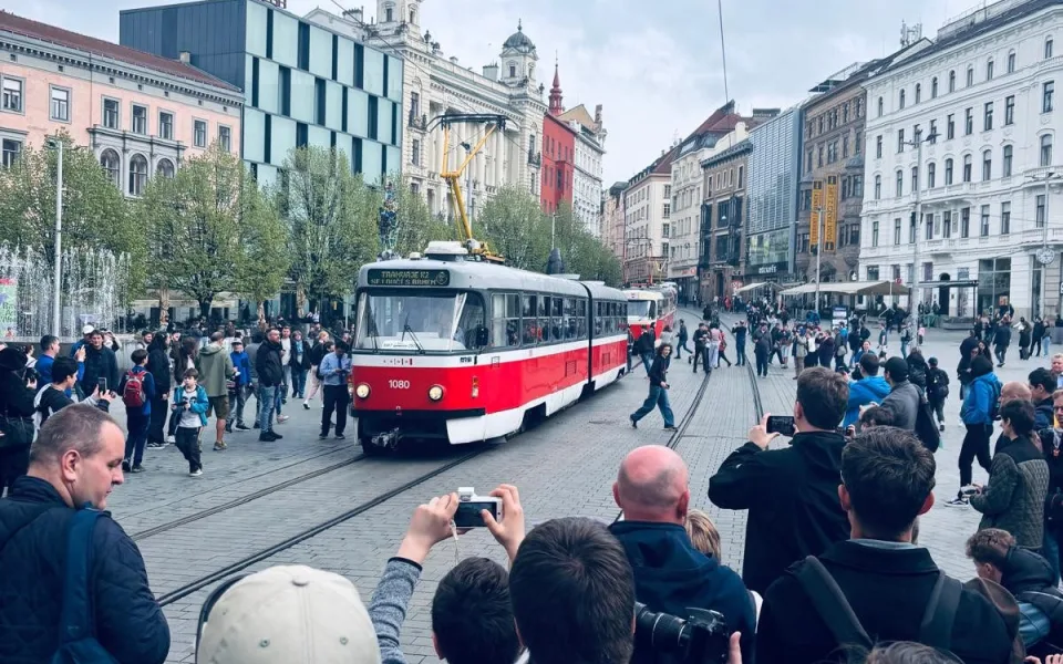 Brňané se rozloučili s ikonickými šalinami, pro charitu přitom vybrali desítky tisíc