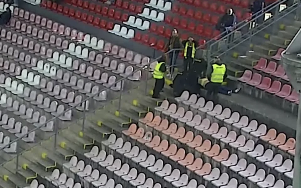 VIDEO: Na fotbale v Brně se bojovalo o život. Fanoušek upadl a poranil si hlavu