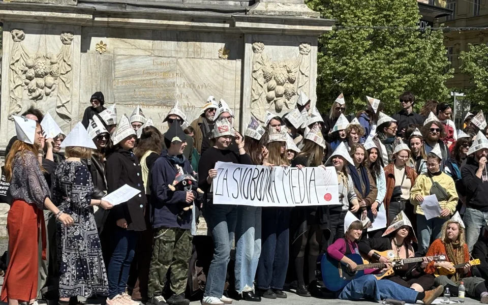 Papírové čepice i transparenty. Studenti v Brně podpořili veřejnoprávní média