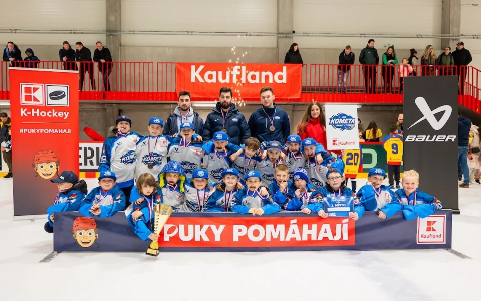 Radost ze hry pro stovky mladých hokejistů. Turnaje završily projekt Puky pomáhají