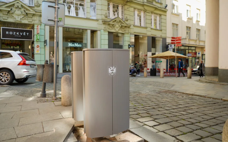 ANKETA: V centru Brna jsou po dvaceti letech nové koše. Pojmou dvakrát více odpadu