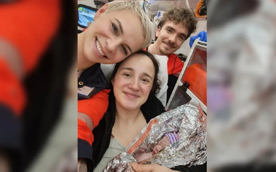 Kubík už to nevydržel. Záchranáři řešili překotný porod, dítě se narodilo v sanitce