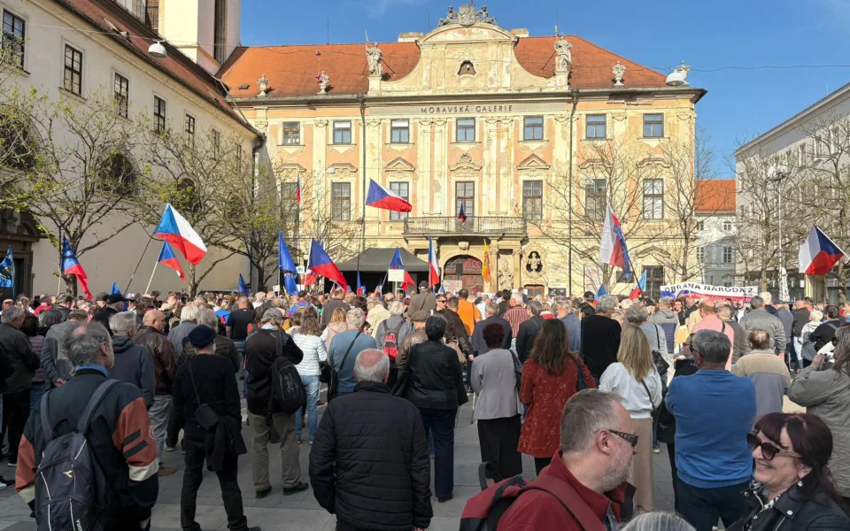 FOTO: Vlajky, hymna, SPD. V Brně se znovu protestovalo proti sudetoněmeckému sjezdu