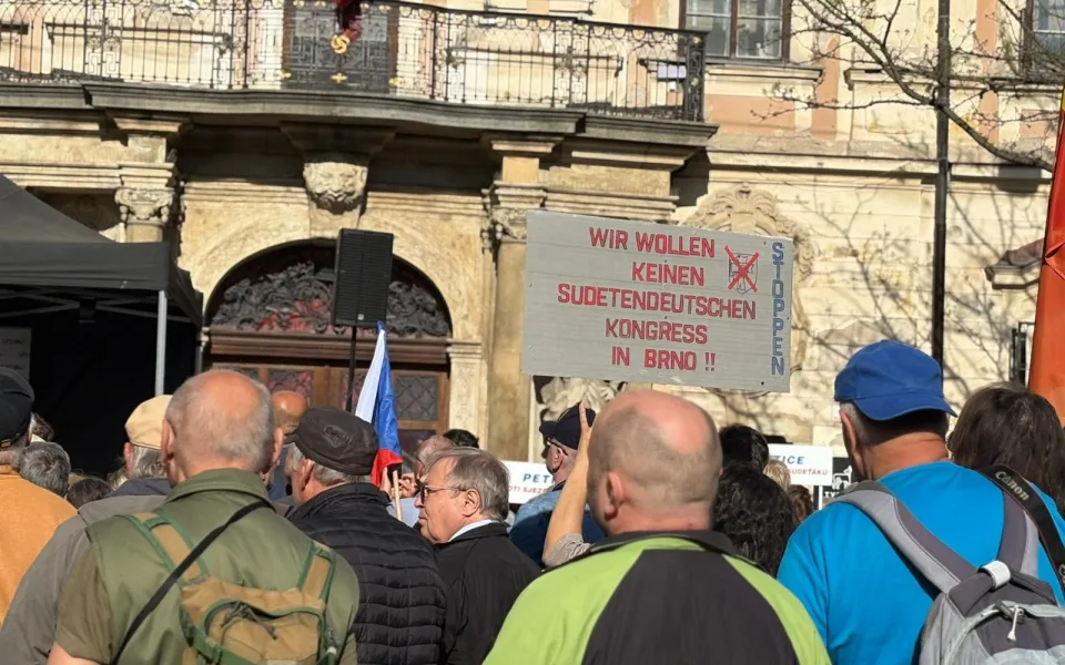FOTO: Nebetyčná ostuda? V Brně protestovali proti sjezdu Sudeťáků, řečnil Okamura