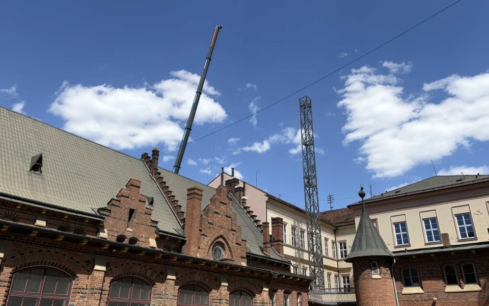 V centru Brna pracuje obří jeřáb. Pomáhá s náročnou rekonstrukcí školy
