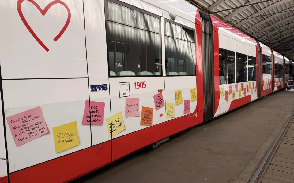 FOTO: Brněnské ulice ozvláštní májová šalina, zdobí ji vzkazy od cestujících