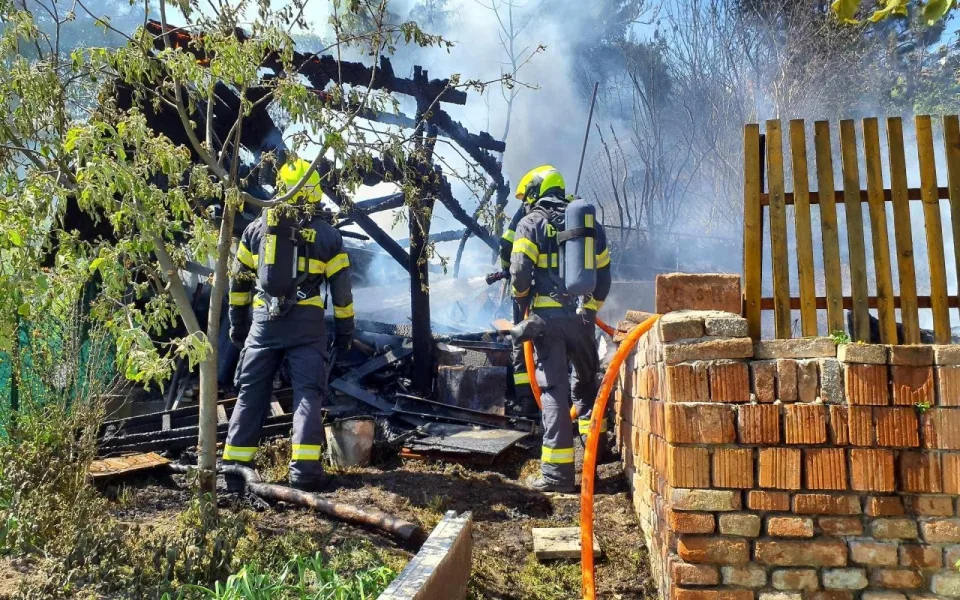 Při požáru v Brně šlo o život babičce i dvěma dětem. Pomohli jim stateční sousedé