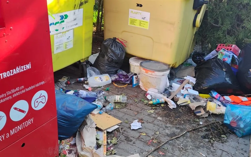 Kontejnery ve Znojmě budou hlídat fotopasti a kamery, nepořádek je ještě horší