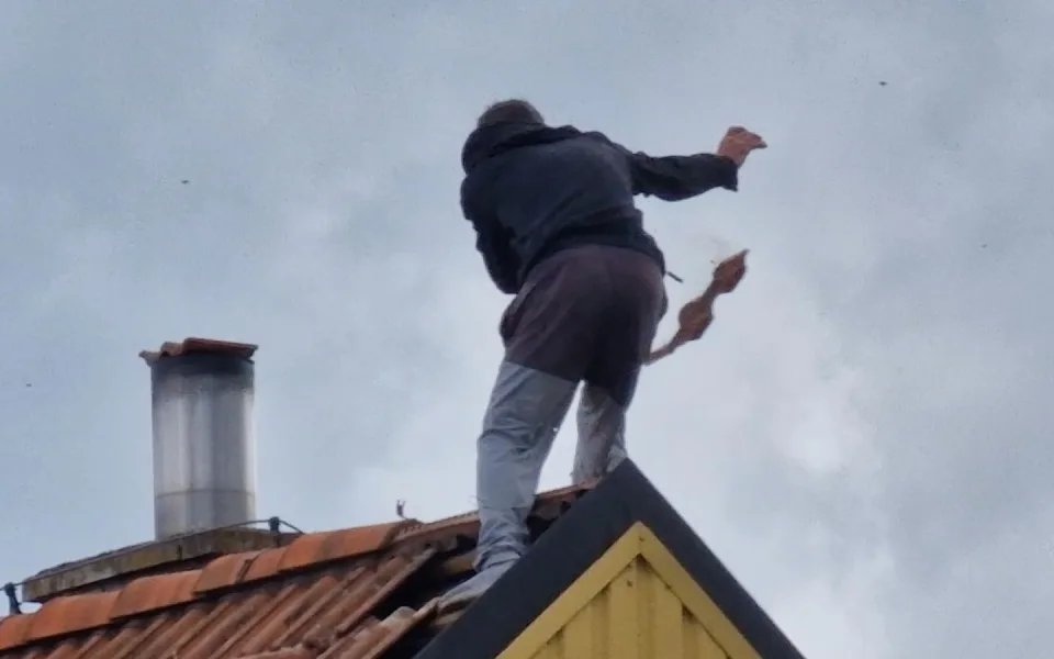 Muž ve Zbraslavi vrhal kolem sebe střešní tašky. Zadrželi ho až po pádu