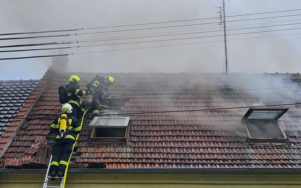 Na Vyškovsku se rozhořel rodinný dům, hasiči vyhlásili druhý stupeň poplachu