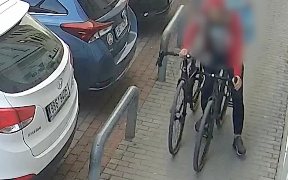 Falešný kurýr vykrádal byty na Brněnsku. Nepohrdnul drogerií ani varnou deskou