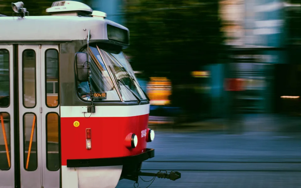 Tramvaj zastavil chodec v tunelu. Tvrdil, že hledal tašku a bál se pavouka