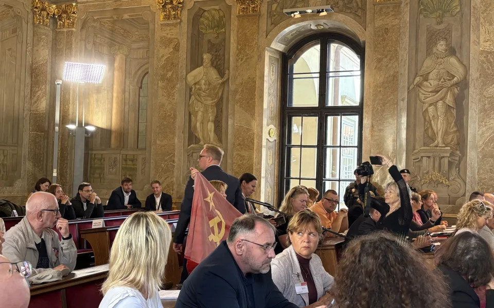 Žena mávala na zastupitelstvu sovětskou vlajkou. Případ teď řeší policie