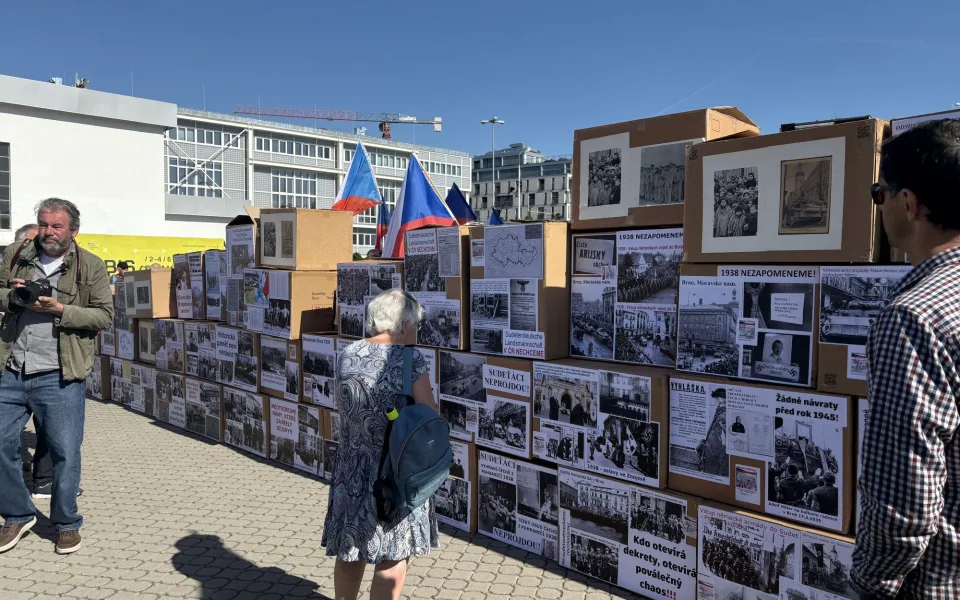 FOTO: Protestující proti sjezdu sudetských Němců u výstaviště postavili barikádu