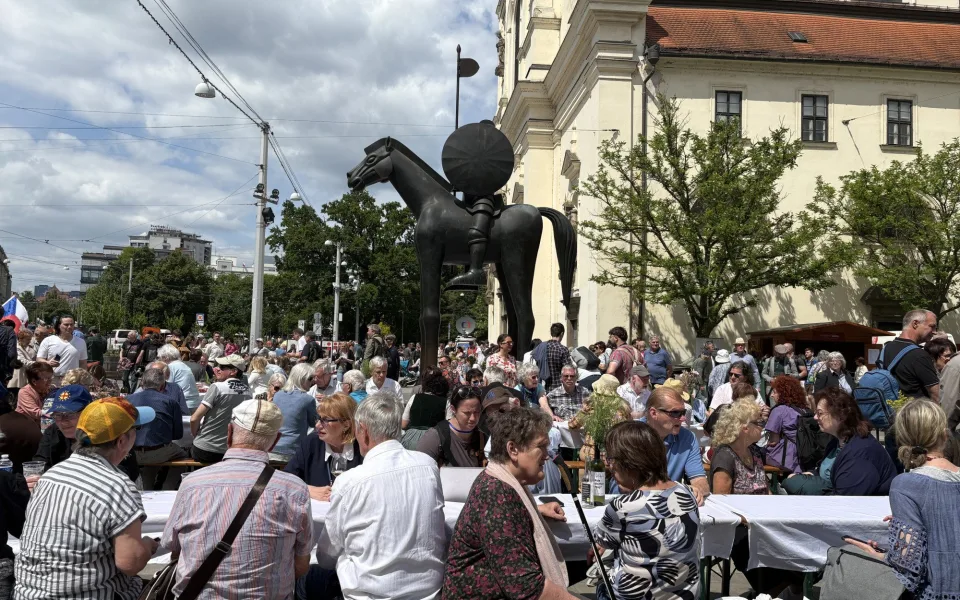 Sudetští Němci debatovali u dlouhých stolů, odpůrci protestovali s transparenty
