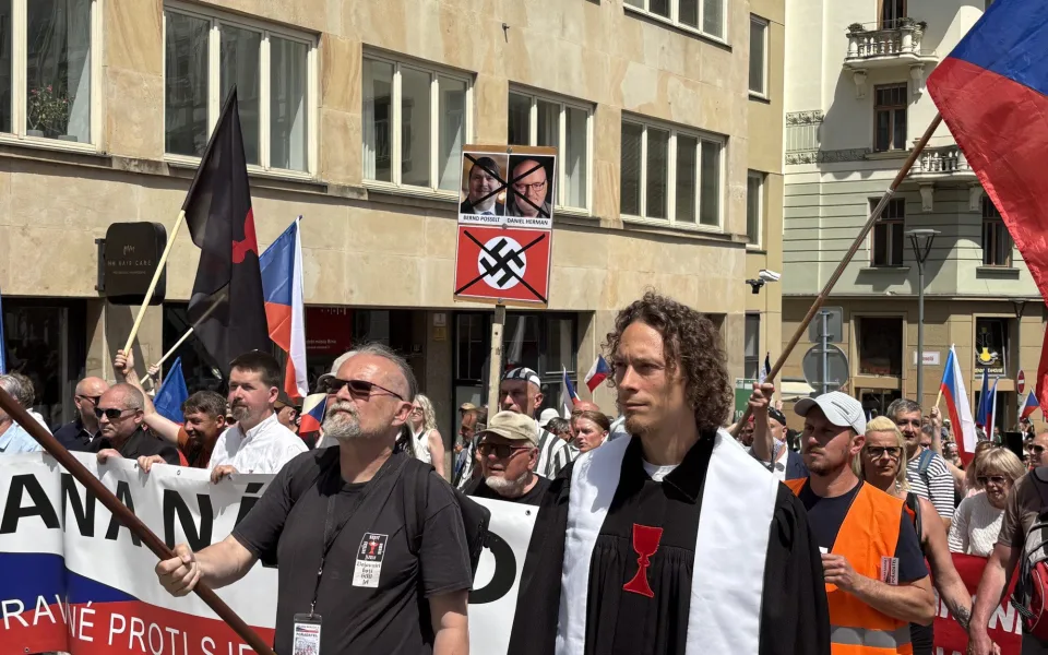 FOTO: Husitský chorál a české vlajky. Brnem prošel protest proti sudetským Němcům