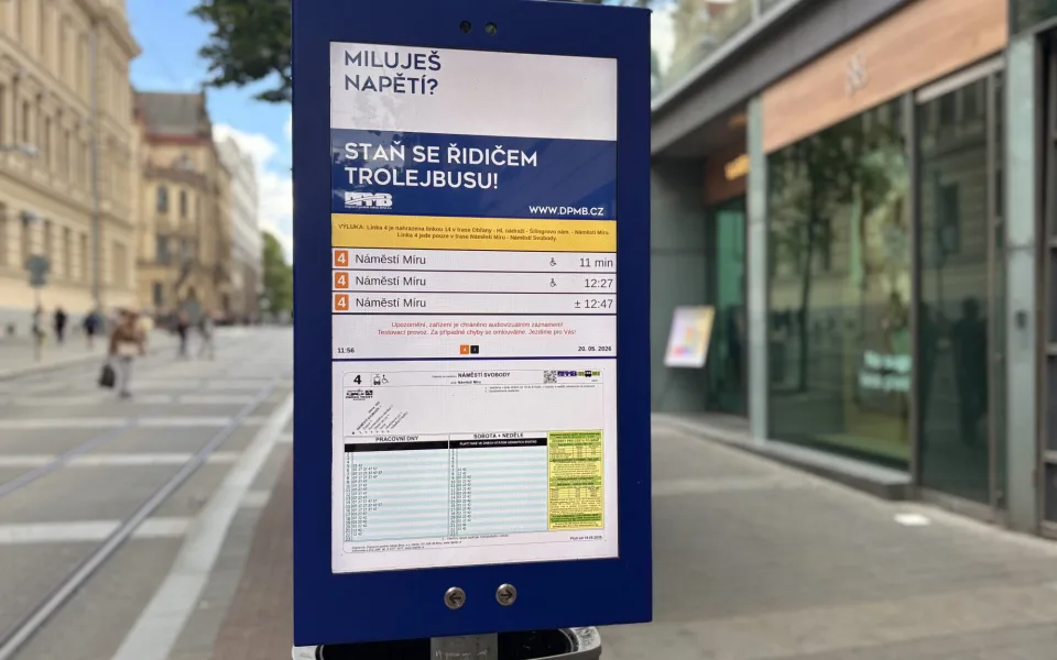 Zpoždění i mimořádnosti. Brněnský dopravce testuje elektronickou vývěsku