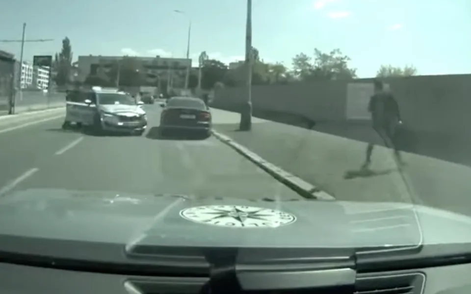 Muže nezastavil ani policejní zátaras.