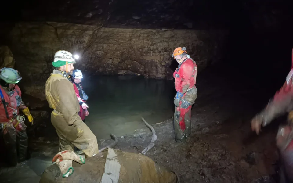 V Moravském krasu uvízli fiktivní jeskyňáři, hasiči trénovali jejich záchranu