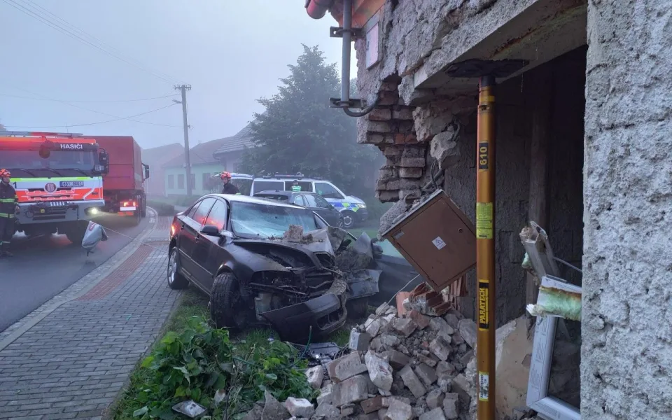 Pobořil dům a vážně se zranil. Řidiče po havárii na Brněnsku vyprošťovali hodiny