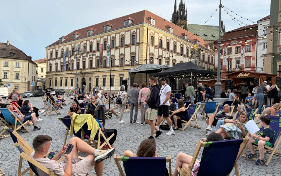 Odpočívat ve městě a trávit čas na sluníčku. V centru Brna přibyly stovky lehátek