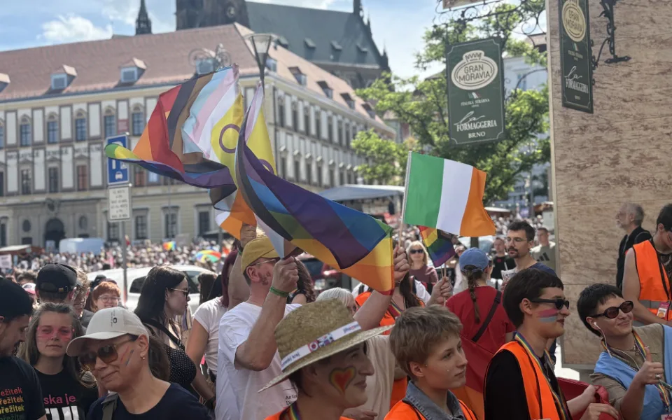 VIDEO: Brnem prošly stovky lidí v duhovém průvodu, dorazily celé rodiny i politici