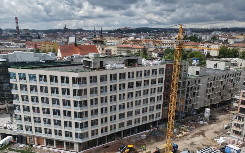 Bydlet budou do Vánoc. Do bytů v brněnské Nové Zbrojovce se nastěhují první lidé
