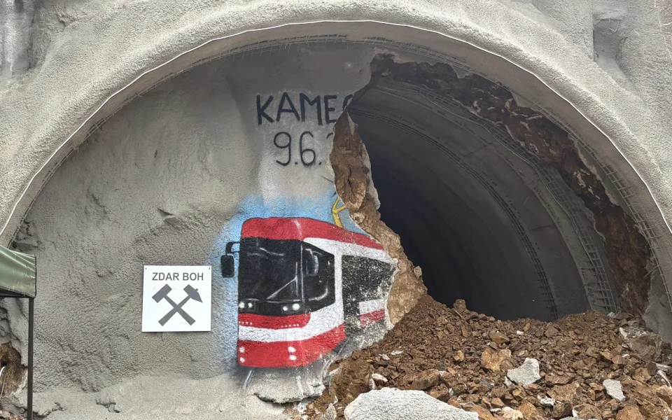 Šalinový tunel na Kamechy je proražený. Dělníci se pustí do pokládky kolejí