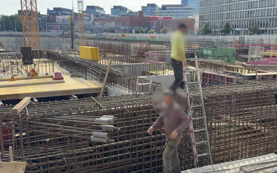 Schovali se do betonářských výztuží. Policisté odhalili nelegální pracovníky v Brně