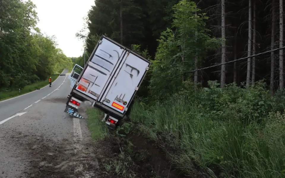 Na Blanensku sjel kamion do příkopu, dva chodci mu včas odskočili z cesty