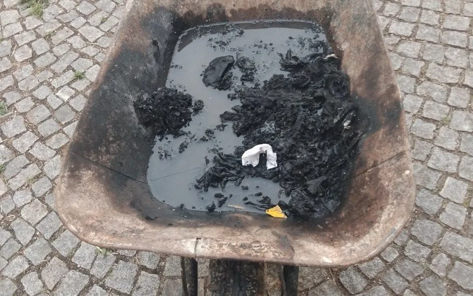 Šatník podrobil tvrdé kritice. Nahý muž z Brna pálil nechtěné oblečení v parku