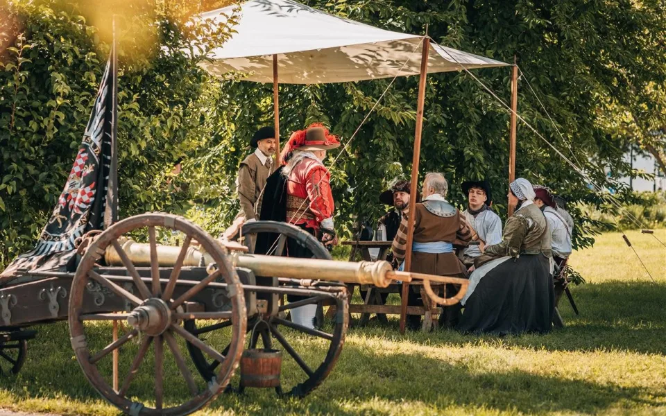 Kam o víkendu na jižní Moravu? Na dobývání hradu, historické vozy nebo zahrady v Brně