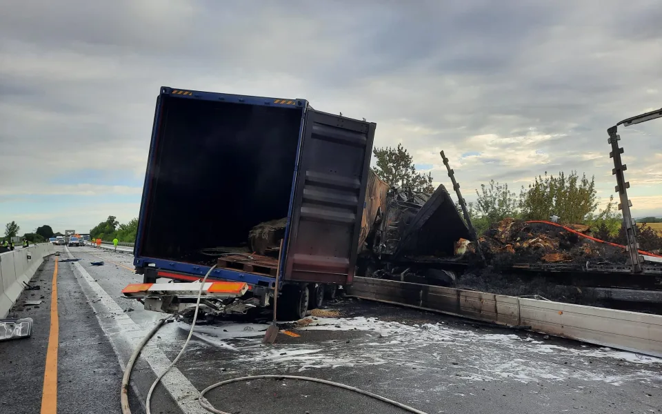 Při nehodě a požáru dvou kamionů na D2 u Brna zemřeli oba řidiči,oba směry stojí