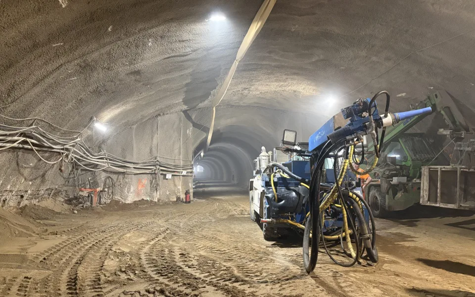 FOTO: Pod Vinohrady vzniká průzkumná štola. Podívejte se do budoucího tunelu