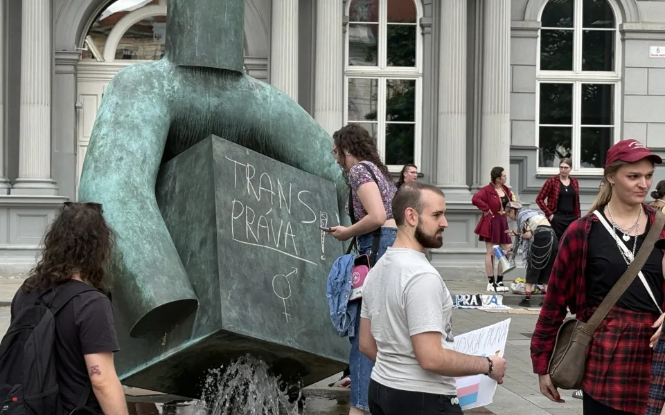 FOTO: Jednou nohou v Rusku? V Brně protestovali proti zásahům do práv trans lidí