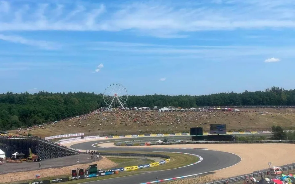 FOTO: MotoGP v Brně láká davy. Podívejte se na sobotní atmosféru kolem okruhu