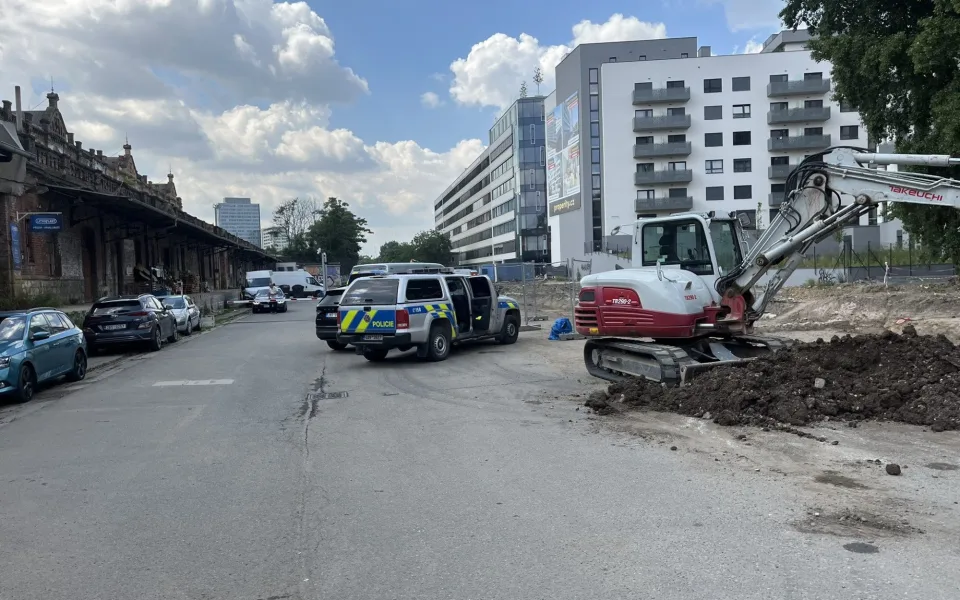 Dělníci poblíž hlavního nádraží v Brně našli nevybuchlou munici, vlaky jsou omezeny