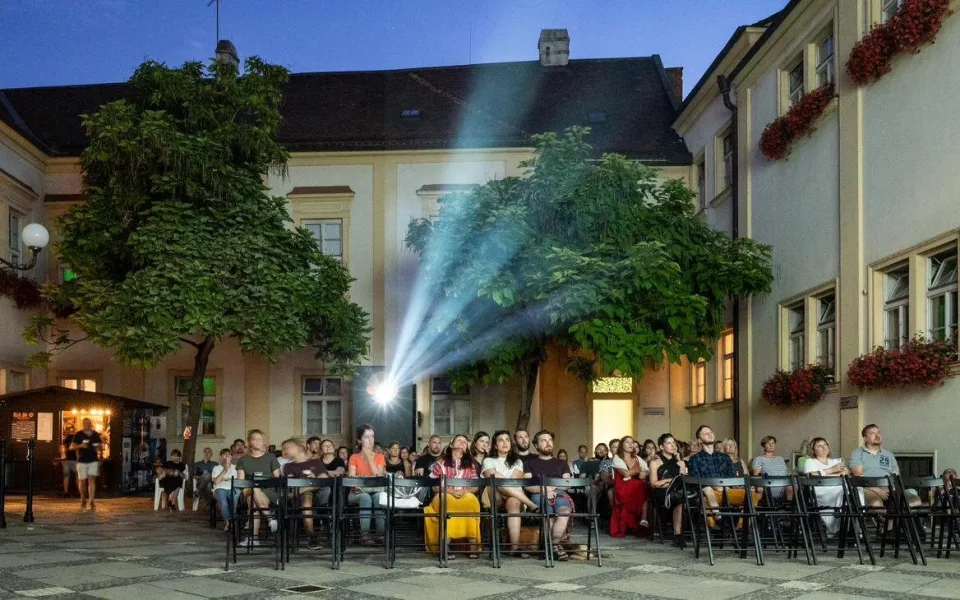 Na nádvoří radnice se vrací letní kino. Diváky čeká 67 filmových večerů
