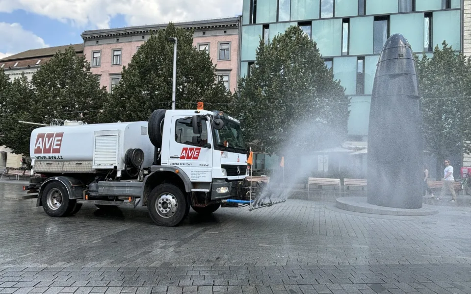 V Brně bojují s vlnou veder. Srdce města i kolemjdoucí zchladí kropící vůz