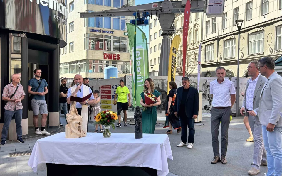Pracovníci můžou sestoupit do podzemí. Farář posvětil sošky Barborek