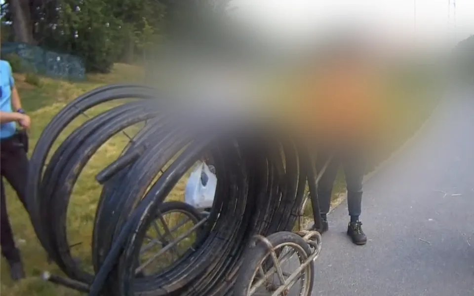 Muž tlačil Brnem vozík plný ukradených kabelů. Tvrdil, že je dostal darem