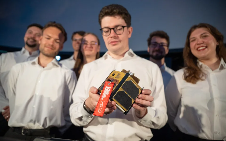 Brněnští studenti sestrojili první univerzitní družici, už brzy poletí do vesmíru
