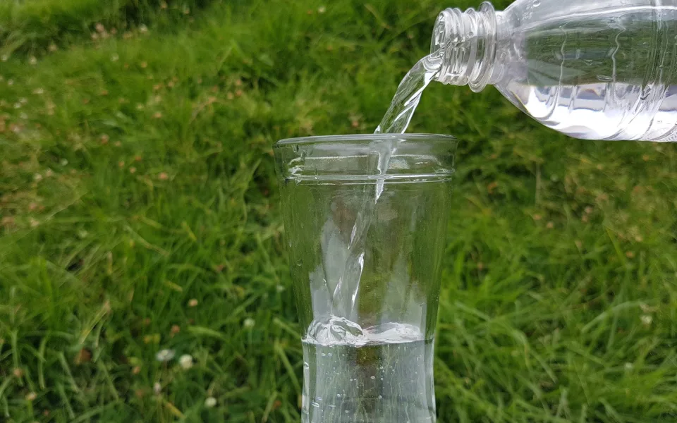 Sociální služby v Brně pomáhají v horku lidem bez domova. Poskytují sprchu i studené nápoje